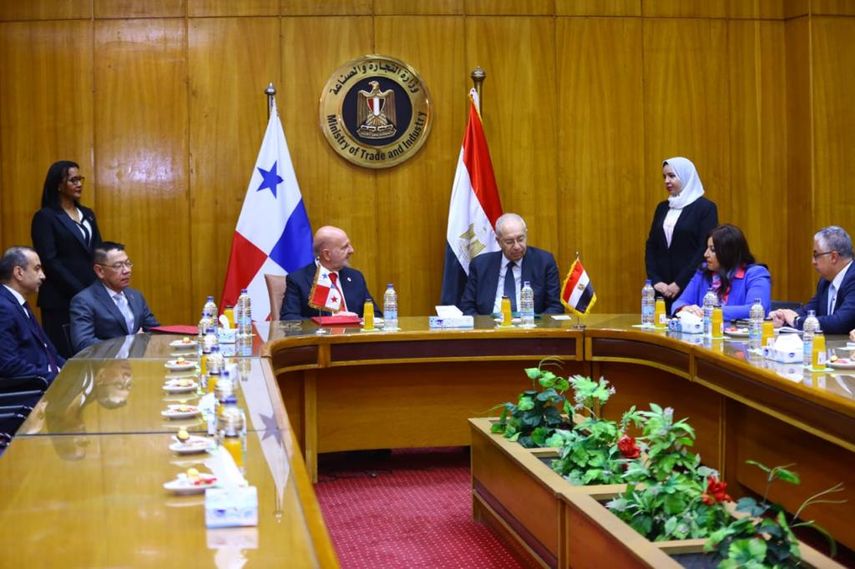 Para el gerente de la Zona Libre de Colón, Giovanni Ferrari, la suscripción de este acuerdo cobra sentido cuando a través del Canal de Suez y el Canal de Panamá se transporta el 18% del comercio mundial.