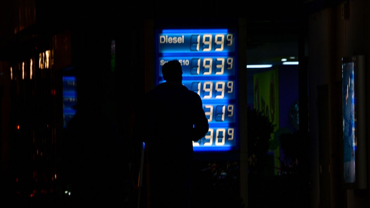 Los precios del petróleo subieron el jueves a su nivel más alto en casi dos años, mientras el cierre del estrecho de Ormuz amenazaba el suministro mundial en el sexto día de la guerra en Oriente Medio. El barril de West Texas Intermediate (WTI) para entrega en abril se disparó 8,51%, a 81,01 dólares, su mayor nivel desde julio de 2024. Los precios del petróleo subieron el jueves a su nivel más alto en casi dos años, mientras el cierre del estrecho de Ormuz amenazaba el suministro mundial en el sexto día de la guerra en Oriente Medio. El barril de West Texas Intermediate (WTI) para entrega en abril se disparó 8,51%, a 81,01 dólares, su mayor nivel desde julio de 2024.