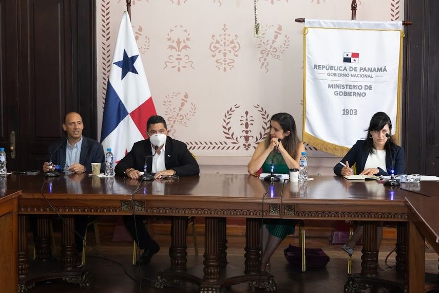 El titular del Ministerio de Gobierno se reúne con director de la Oficina Nacional para la Atención de Refugiados y representantes de otras instituciones. El titular del Ministerio de Gobierno se reúne con director de la Oficina Nacional para la Atención de Refugiados y representantes de otras instituciones. 