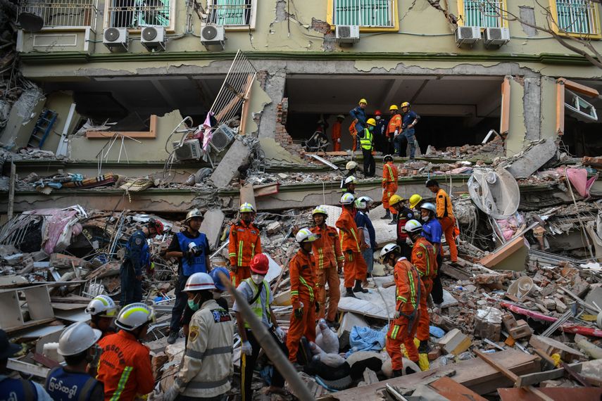 Suben a más de 2.000 los muertos por el terremoto en Birmania