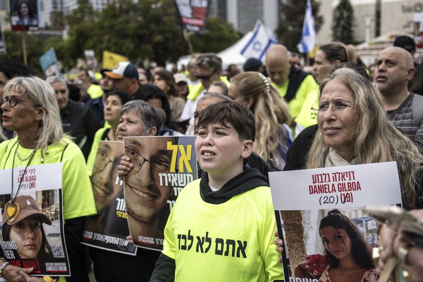 Los 70 prisioneros palestinos liberados este sábado por Israel como parte del acuerdo de intercambio de rehenes con Hamás abandonaron el paso fronterizo de Rafah, tras someterse a un examen médico, y emprendieron un viaje en autobús hacia El Cairo, constató EFE sobre el terreno. Los 70 prisioneros palestinos liberados este sábado por Israel como parte del acuerdo de intercambio de rehenes con Hamás abandonaron el paso fronterizo de Rafah, tras someterse a un examen médico, y emprendieron un viaje en autobús hacia El Cairo, constató EFE sobre el terreno.