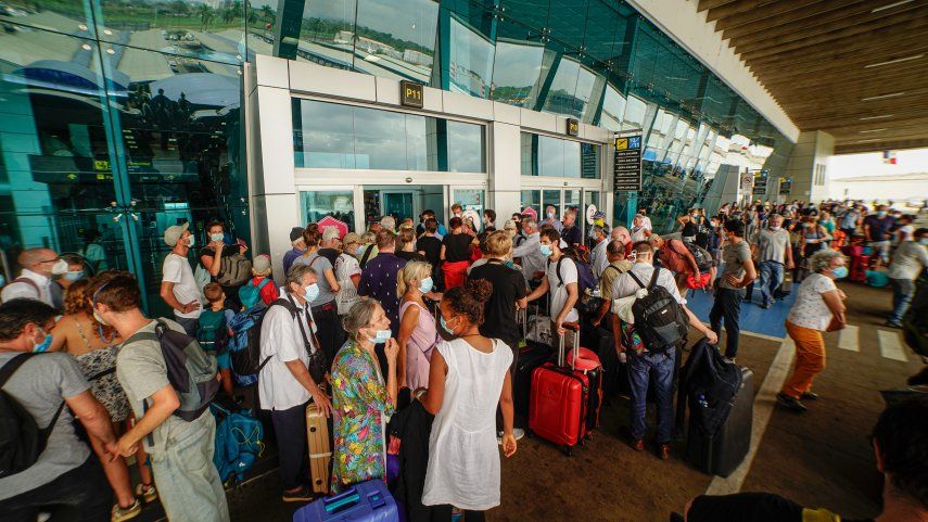 Si la prueba sale positiva, el pasajero deberá cumplir, a su costo, con la cuarentena establecida por el MINSA.