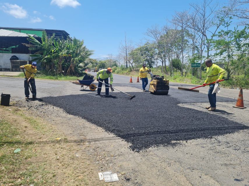 Estas labores son parte del compromiso al que llegó el titular del MOP, Rafael Sabonge con líderes comunitarios y transportistas en Tortí, distrito de Chepo y de la provincia de Darién, que exigían el reparo de las vías.