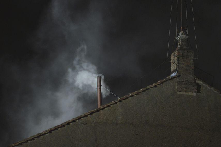 El cónclave es una reunión que se remonta a la Edad Media, cuando la idea de elegir a un soberano era una idea revolucionaria. El cónclave es una reunión que se remonta a la Edad Media, cuando la idea de elegir a un soberano era una idea revolucionaria.