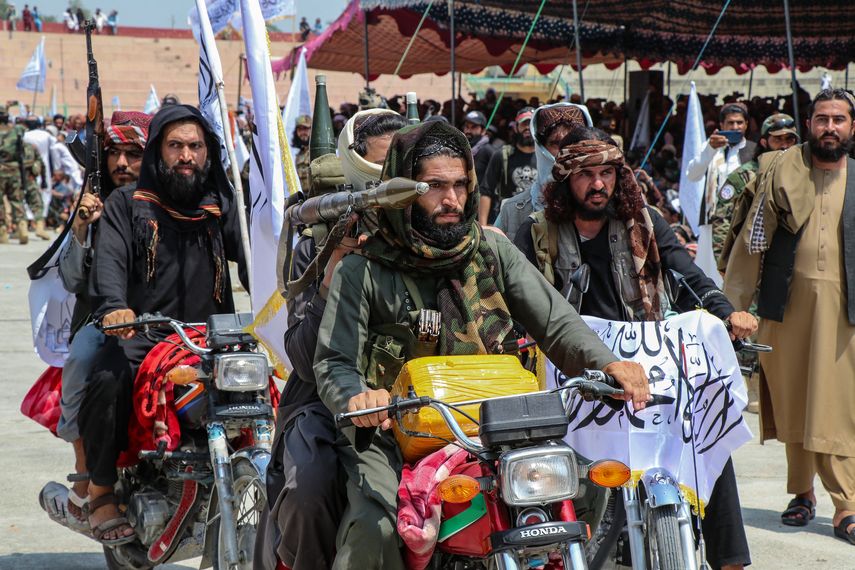 Talibanes desfilando en Afganistán Talibanes desfilando en Afganistán