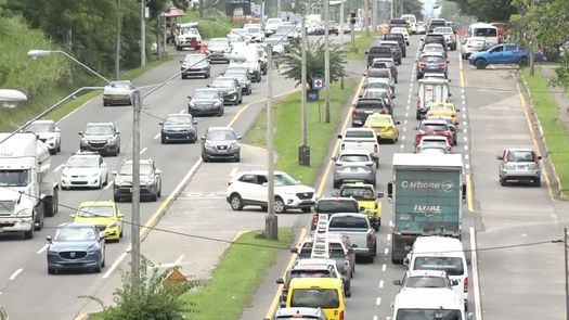 En la ciudad de David, en horas específicas se genera congestionamiento vehicular que producen largas filas y que los conductores tengan que transitar a muy baja velocidad.