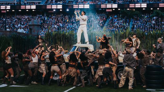 Músicos como Rosalía, Cardi B, Residente y dos de los cantantes que participaron en el espectáculo, Ricky Martin y Lady Gaga, alabaron el concierto de Bad Bunny en la Super Bowl, que hizo historia al ser el primer artista con un repertorio íntegramente en español. Músicos como Rosalía, Cardi B, Residente y dos de los cantantes que participaron en el espectáculo, Ricky Martin y Lady Gaga, alabaron el concierto de Bad Bunny en la Super Bowl, que hizo historia al ser el primer artista con un repertorio íntegramente en español.