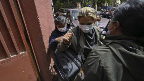 Trasladan de madrugada a expresidenta de Bolivia a otra prisión en La Paz