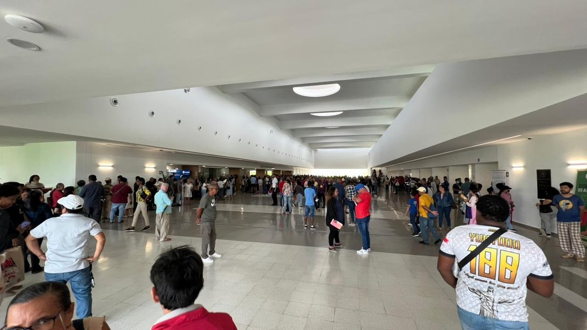 Largas filas en las ventanillas para citas de la Ciudad de la Salud. Largas filas en las ventanillas para citas de la Ciudad de la Salud.