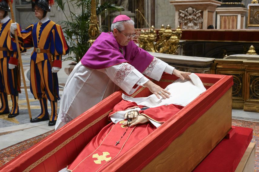 La capilla ardiente del papa Francisco cierra con 250.000 visitantes