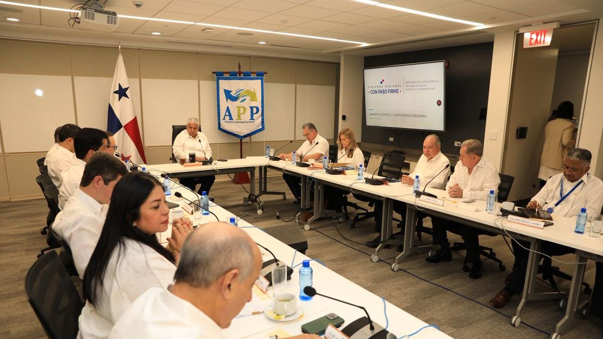 Los planes para desarrollar la infraestructura logística del país, así como la presentación de proyectos adicionales para aprovechar las ventajas geográficas panameñas fueron discutidos ayer durante la cuarta sesión ordinaria del Gabinete Logístico, dirigida por el presidente de la República, José Raúl Mulino. Los planes para desarrollar la infraestructura logística del país, así como la presentación de proyectos adicionales para aprovechar las ventajas geográficas panameñas fueron discutidos ayer durante la cuarta sesión ordinaria del Gabinete Logístico, dirigida por el presidente de la República, José Raúl Mulino.