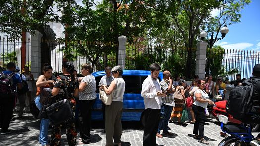 Ciudadanos en Cuba abandonaron los edificios a causa del temblor. AFP Ciudadanos en Cuba abandonaron los edificios a causa del temblor. AFP