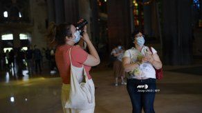 La Sagrada Familia reabre en homenaje al personal sanitario