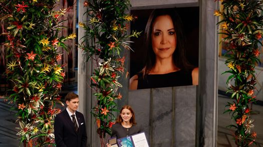Ana Corina Sosa, hija de María Corina Machado, recibió este miércoles en el Ayuntamiento de Oslo el Nobel de la Paz en nombre de la opositora venezolana, que no ha podido viajar a Noruega a tiempo para recibir en persona el premio, aunque viajará igualmente a la capital noruega, según el Instituto Nobel. Ana Corina Sosa, hija de María Corina Machado, recibió este miércoles en el Ayuntamiento de Oslo el Nobel de la Paz en nombre de la opositora venezolana, que no ha podido viajar a Noruega a tiempo para recibir en persona el premio, aunque viajará igualmente a la capital noruega, según el Instituto Nobel.