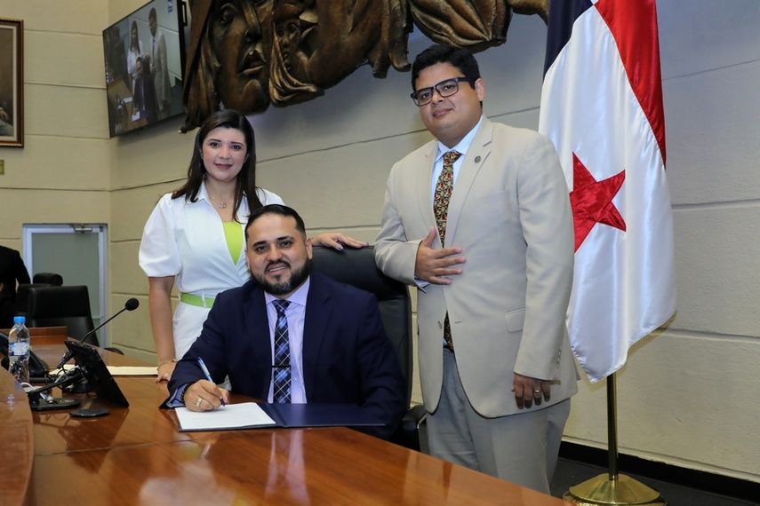 La Asamblea Nacional de Panamá aprobó este viernes de manera expedita un proyecto de ley que da mayores beneficios y protecciones laborales a los trabajadores bananeros, después de que estos empujaran desde hace más de un mes un paro en la provincia de Bocas del Toro. La Asamblea Nacional de Panamá aprobó este viernes de manera expedita un proyecto de ley que da mayores beneficios y protecciones laborales a los trabajadores bananeros, después de que estos empujaran desde hace más de un mes un paro en la provincia de Bocas del Toro.