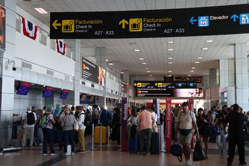 El Aeropuerto Internacional de Tocumen, principal hub aéreo de Latinoamérica y El Caribe, anunció hoy que proyecta gestionar a más de 112,018 pasajeros entre el 27 de febrero y el 9 de marzo de 2025, durante las celebraciones del Carnaval 2025. El Aeropuerto Internacional de Tocumen, principal hub aéreo de Latinoamérica y El Caribe, anunció hoy que proyecta gestionar a más de 112,018 pasajeros entre el 27 de febrero y el 9 de marzo de 2025, durante las celebraciones del Carnaval 2025.
