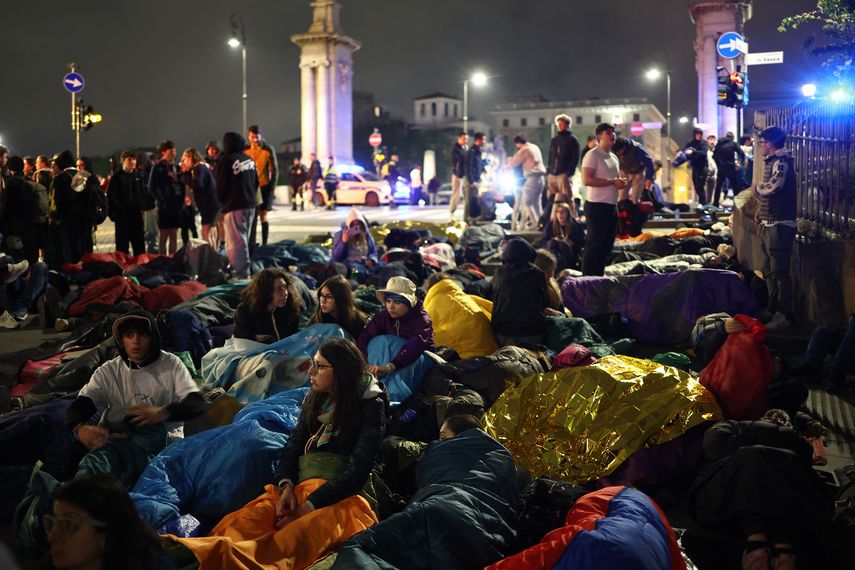 Multitudes se congregan cerca del Vaticano a pocas horas del funeral del Papa Multitudes se congregan cerca del Vaticano a pocas horas del funeral del Papa
