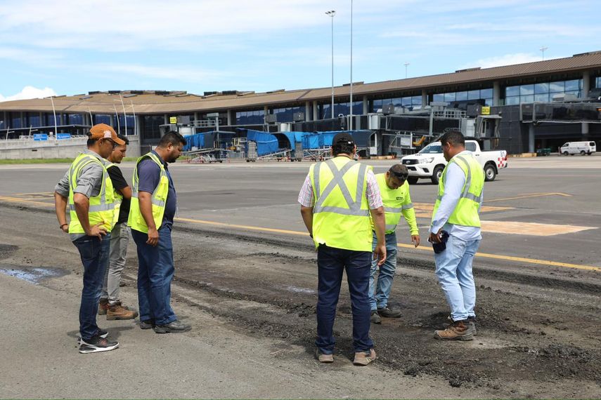 El gerente general del Aeropuerto Internacional de Tocumen (AITSA), José Ruiz Blanco, informó sobre significativas fallas estructurales en las calles de rodaje de la plataforma de la Terminal 2 (T2). El gerente general del Aeropuerto Internacional de Tocumen (AITSA), José Ruiz Blanco, informó sobre significativas fallas estructurales en las calles de rodaje de la plataforma de la Terminal 2 (T2).