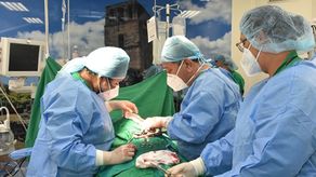 Cirujanos del ICT extraen tumor localizado entre la tráquea y el corazón