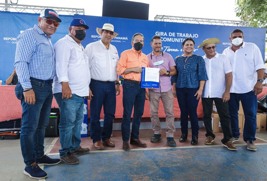 Cortizo entrega orden de proceder para puentes en Los Santos