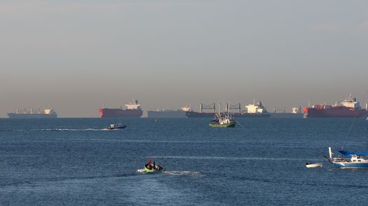 La creciente demanda en el Canal de Panamá, derivada de la crisis en el estrecho de Ormuz, no está congestionando el paso navegable, que opera plenamente - hasta 41 tránsitos diarios cuando lo normal son 36.