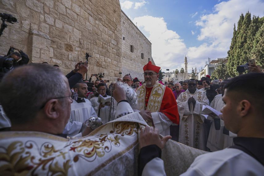 Cientos de fieles se congregaron este martes en torno a la iglesia de la Natividad en la localidad palestina de Belén, que se prepara para otra Navidad apagada, sin grandes festejos debido a la guerra en Gaza. Cientos de fieles se congregaron este martes en torno a la iglesia de la Natividad en la localidad palestina de Belén, que se prepara para otra Navidad apagada, sin grandes festejos debido a la guerra en Gaza.