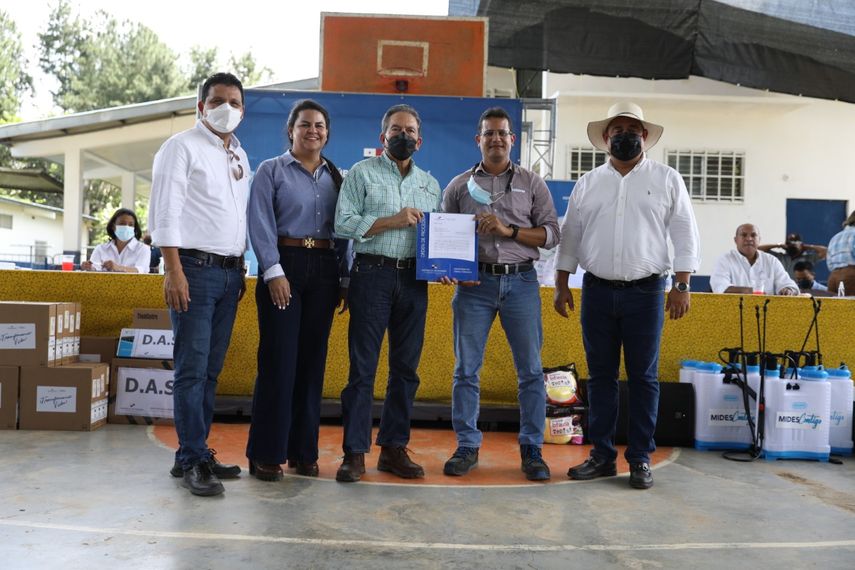 El presidente de la República, Laurentino Cortizo y la viceministra de Obras Públicas (MOP), Librada De Frías participaron de una gira de trabajo comunitario en Las Minas, provincia de Herrera, en donde entregaron la orden de proceder para el proyecto de diseño, suministro, construcción y financiamiento de puentes modulares.