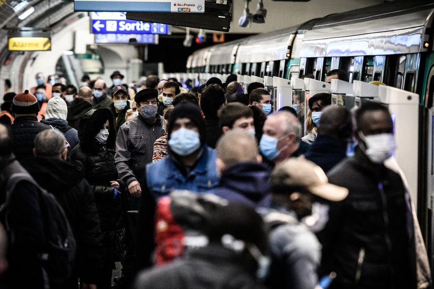 El uso de la mascarilla dejó de ser obligatoria este lunes en los transportes en Francia, levantando la última gran restricción impuesta para luchar contra el covid-19.