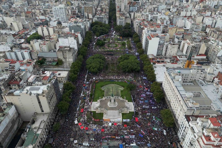 Argentina: Decenas de miles marchan contra la motosierra de Milei