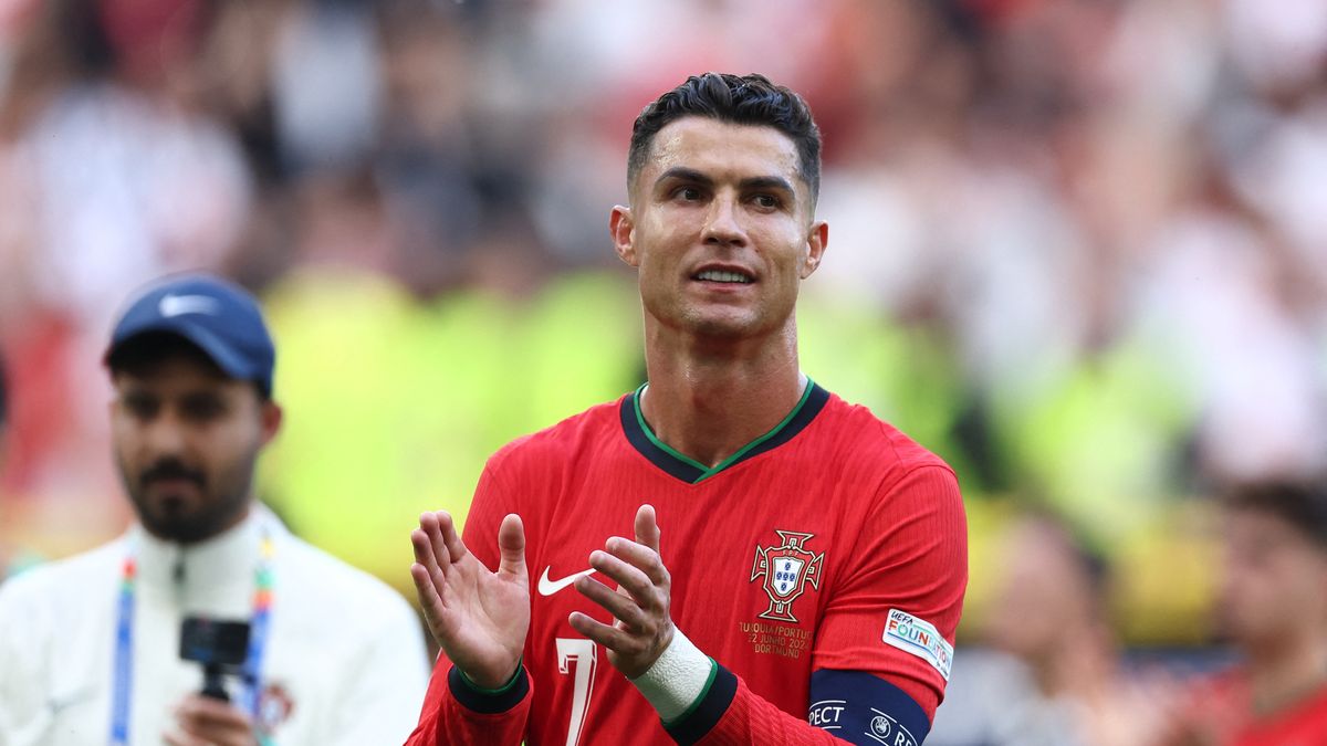 Cristiano Ronaldo encabeza la convocatoria de Portugal anunciada este martes por el seleccionador, el español Roberto Martínez, para el Mundial de 2026, que será el sexto y último de su carrera. Cristiano Ronaldo encabeza la convocatoria de Portugal anunciada este martes por el seleccionador, el español Roberto Martínez, para el Mundial de 2026, que será el sexto y último de su carrera.