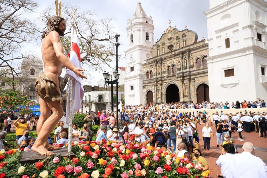 En el corazón de Panamá, las festividades principales tienen lugar en la majestuosa Catedral Metropolitana, donde se lleva a cabo la liturgia y la emblemática procesión del Cristo Resucitado. Asimismo, en las demás parroquias de la ciudad capital, se organizan eventos conmemorativos para poner fin a la Semana Santa. En el corazón de Panamá, las festividades principales tienen lugar en la majestuosa Catedral Metropolitana, donde se lleva a cabo la liturgia y la emblemática procesión del Cristo Resucitado. Asimismo, en las demás parroquias de la ciudad capital, se organizan eventos conmemorativos para poner fin a la Semana Santa.