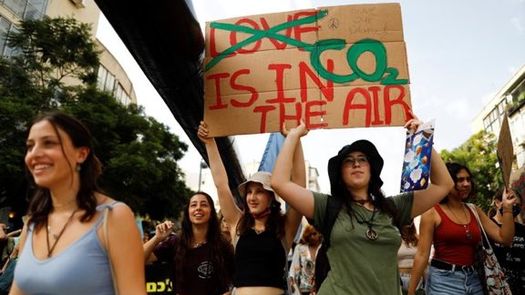 Jóvenes marchan contra el cambio climático