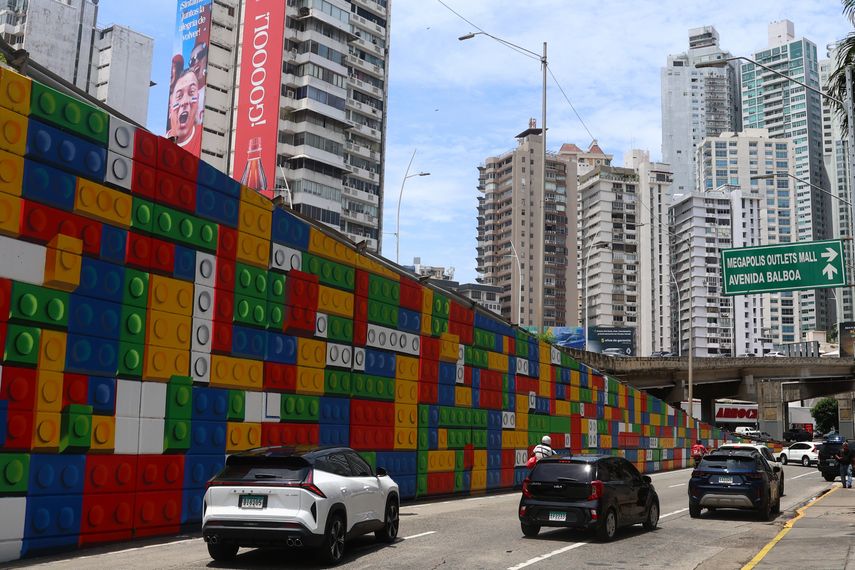 La calificadora S&P Global Ratings ratificó el grado de inversión a Panamá de BBB- con perspectiva estable, dada "la continuidad de las políticas económicas y reducción del déficit fiscal para el 2026 y 2027, que permitirán estabilizar la carga de la deuda e intereses", informó el Gobierno panameño. La calificadora S&P Global Ratings ratificó el grado de inversión a Panamá de BBB- con perspectiva estable, dada "la continuidad de las políticas económicas y reducción del déficit fiscal para el 2026 y 2027, que permitirán estabilizar la carga de la deuda e intereses", informó el Gobierno panameño.