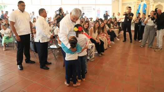 El presidente Mulino y la primera dama participaron de la entrega en favor de los niños y niñas.