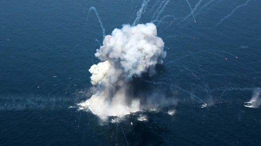 El ejército estadounidense (EEUU) afirmó el sábado haber destruido un búnker iraní equipado de armas que amenazaban los envíos de petróleo y gas a través el estrecho de Ormuz, cuando los iraníes celebraban el final del Ramadán sin la presencia de su líder supremo Mojtaba Jamenei. El ejército estadounidense (EEUU) afirmó el sábado haber destruido un búnker iraní equipado de armas que amenazaban los envíos de petróleo y gas a través el estrecho de Ormuz, cuando los iraníes celebraban el final del Ramadán sin la presencia de su líder supremo Mojtaba Jamenei.