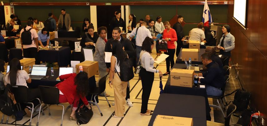 La Feria de Empleo de la Cámara de Comercio continuará este miércoles. La Feria de Empleo de la Cámara de Comercio continuará este miércoles.