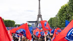 Los incidentes ocurridos en Francia tras el triunfo del club de fútbol Paris Saint-Germain (PSG) en la Liga de Campeones dejaron cerca de 900 personas detenidas, indicaron este lunes las autoridades, en plena polémica política sobre los altercados.