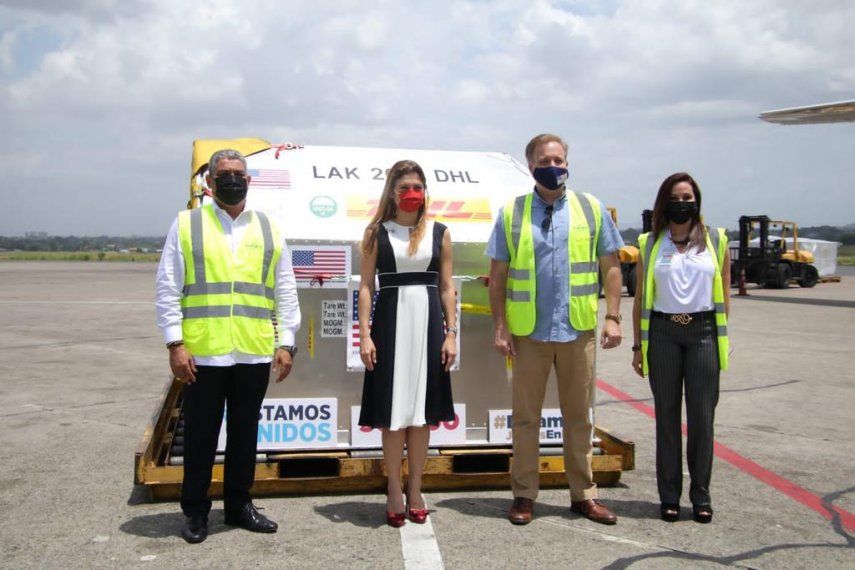 Luis Francisco Sucre recibió las vacunas donadas por Estados Unidos. En su intervención dijo que los hospitales privados podrán vacunar contra la covid-19.