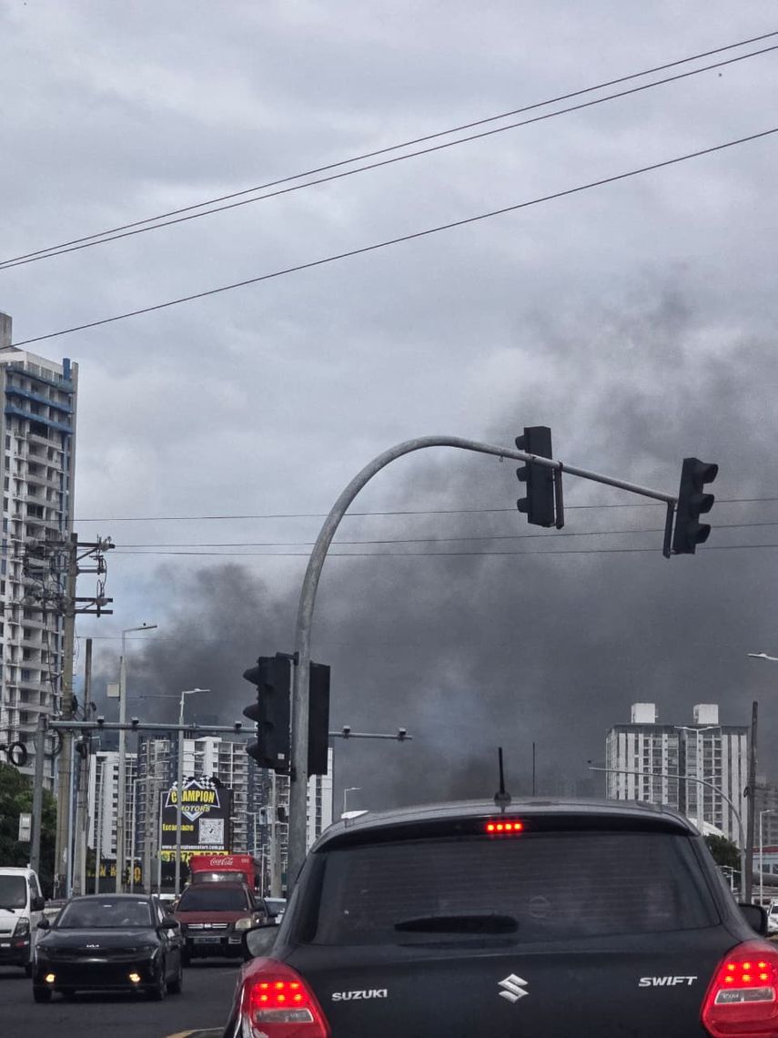 Humo tóxico, generado por incendio de llantas, afecta a residentes de Pueblo Nuevo