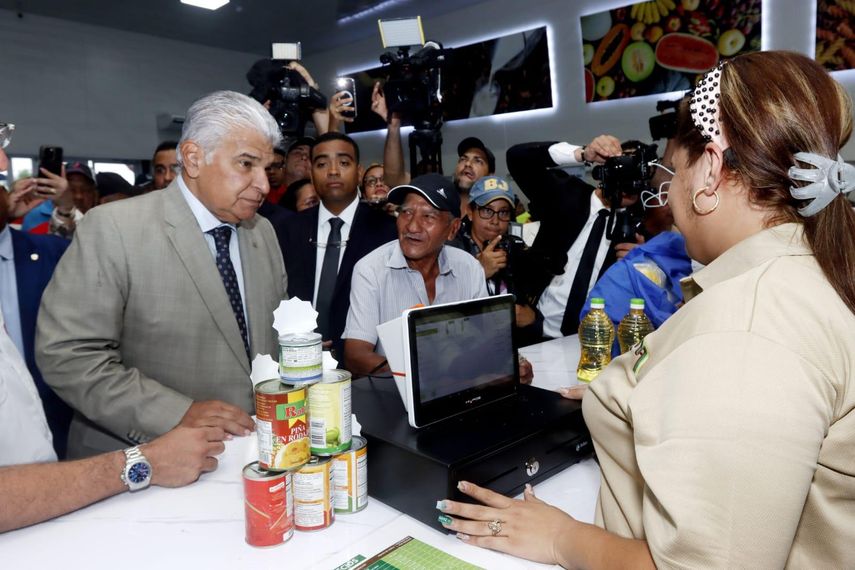 El presidente de la República, José Raúl Mulino, realizó este martes una visita oficial a la nueva Tienda del Pueblo en el área de Los Silos de Pan de Azúcar, en el distrito de San Miguelito, donde conversó con compradores, comerciantes y pequeños productores. El presidente de la República, José Raúl Mulino, realizó este martes una visita oficial a la nueva Tienda del Pueblo en el área de Los Silos de Pan de Azúcar, en el distrito de San Miguelito, donde conversó con compradores, comerciantes y pequeños productores.