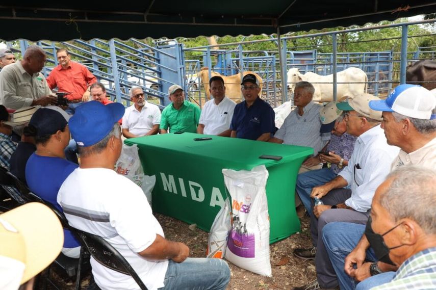 El ministro de Desarrollo Agropecuario, Augusto Valderrama, lideró entrego de insumo a productores de Coclé. El ministro de Desarrollo Agropecuario, Augusto Valderrama, lideró entrego de insumo a productores de Coclé.
