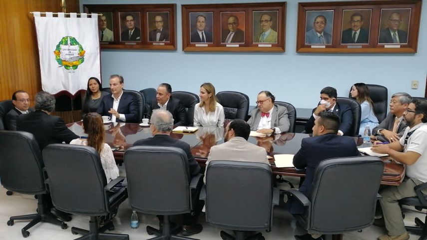 La Universidad de Panamá y la empresa internacional establecieron además que mediante esta alianza académica los profesores y estudiantes serán capacitados sobre ingeniería en energía solar.