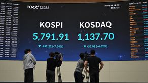 Las bolsas mundiales se desploman este martes lastradas por la subida de los precios del petróleo en el cuarto día de la guerra en Oriente Medio, que aviva los temores a una inflación generalizada.