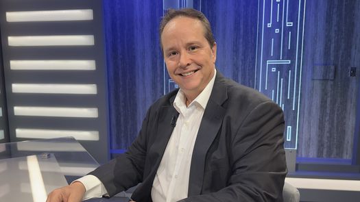 La inteligencia artificial no es peligrosa, el problema es usarla sin saber cómo, advierte Alex Neuman
