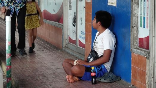 Sobre la afectación a los menores de edad que son llevados por sus familiares a pedir dinero en las calles, la psicóloga, Karina González, del MIDES, indica que esto los expone a muchas situaciones de peligro.
