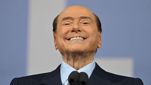 Hospital confirma que Silvio Berlusconi salió de cuidados intensivos