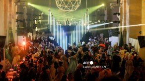 Francia abre sus discotecas tras 16 meses de cierre