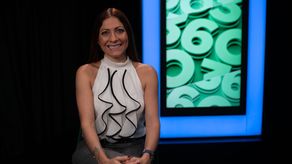 Científica del Smithsonian trabaja en preservar ranas doradas