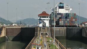 El Canal de Panamá afirmó este lunes que sería apresurado prever el posible impacto en la vía que tendría la crisis en Oriente Medio, que ya está afectando el tráfico marítimo en esa zona, y que se mantiene observando la evolución de la situación.