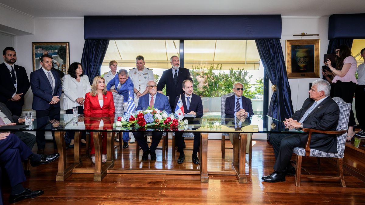 El presidente de la República, José Raúl Mulino, participó este miécoles en Grecia como testigo de honor en la firma de un Memorando de Entendimiento entre la empresa panameña Nautilus Manning Agency, S.A. y la naviera griega Tsakos Shipping & Trading, iniciativa que contribuirá a generar nuevas oportunidades de empleo y capacitación para marinos panameños. El presidente de la República, José Raúl Mulino, participó este miécoles en Grecia como testigo de honor en la firma de un Memorando de Entendimiento entre la empresa panameña Nautilus Manning Agency, S.A. y la naviera griega Tsakos Shipping & Trading, iniciativa que contribuirá a generar nuevas oportunidades de empleo y capacitación para marinos panameños.